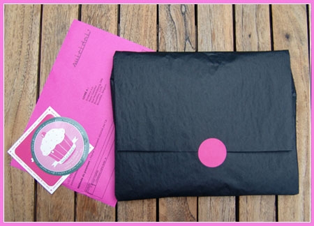 Mon t-shirt est emballé dans du papier de soie noir. Mon t-shirt est emballé dans du papier de soie noir.