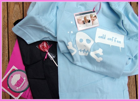 Une sucette en forme de cœur cachée dans le t-shirt Une sucette en forme de cœur cachée dans le t-shirt